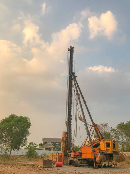 pieux de fondation perceuse dans le chantier de construction - borehole construction environment boredom photos et images de collection