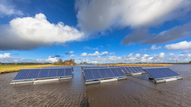 Floating solar units on water Solar units on open water bodies can represent a serious alternative to ground mounted solar systems floating electric generator stock pictures, royalty-free photos & images