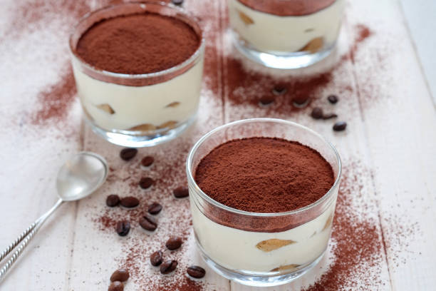 włoski tradycyjny deser tiramisu. - tiramisu dessert italian culture spoon zdjęcia i obrazy z banku zdjęć