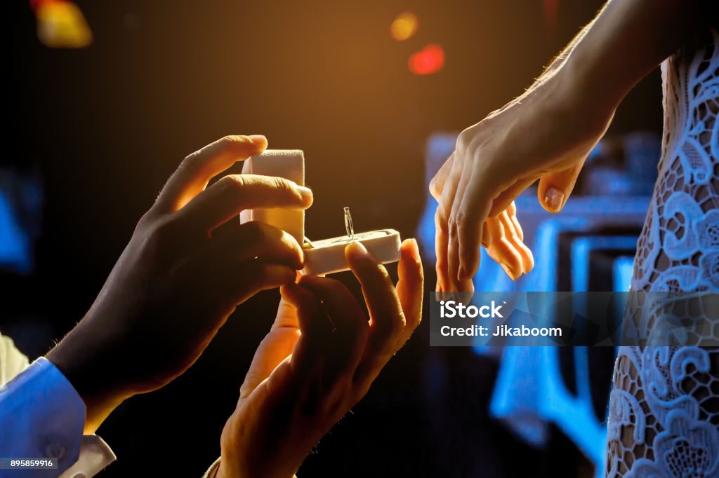 Hombre abra una caja del anillo para dar un regalo a su novia. - Foto de stock de Pedida de mano libre de derechos