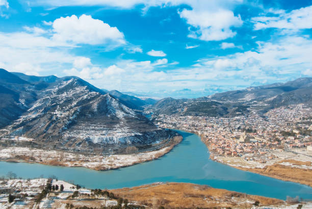 iconica vista panoramica panoramica sull'antica città georgiana di mtskheta alla confluenza di due fiumi mtkvari e aragvi, paesaggio montano invernale, concetto di viaggi e avventure nel caucaso. - kura river immagine foto e immagini stock