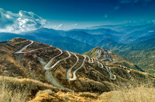 curvo carreteras, la ruta de la seda de comercio entre china e india - curve driving winding road landscape fotografías e imágenes de stock