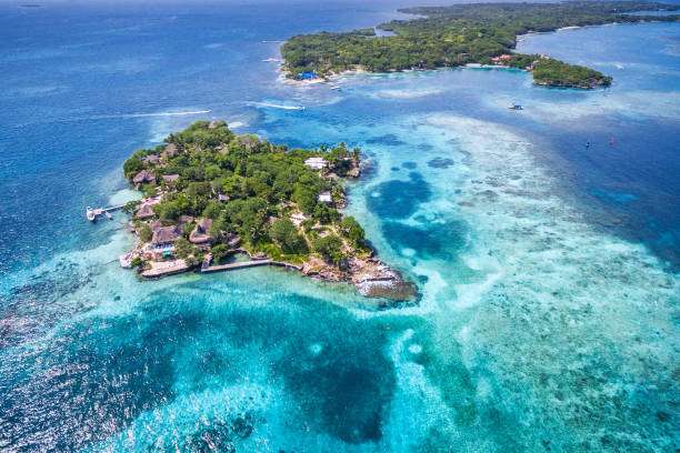 islas del rosario a cartagena de indias, colombia, veduta aerea - colombiano foto e immagini stock