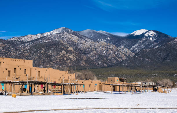 taos , pueblo new mexico mountain landscape in winter - taos imagens e fotografias de stock