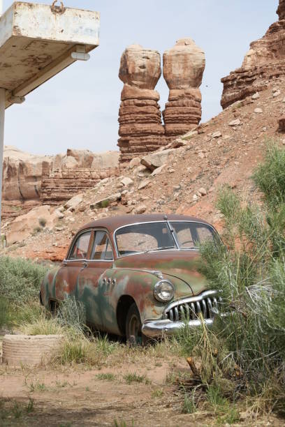 opuszczony samochód w kanionach arizona - station retro revival gas station old zdjęcia i obrazy z banku zdjęć