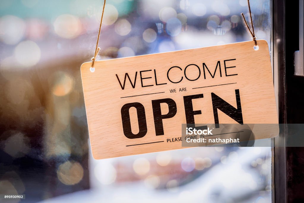 Hölzerne Schild an der Tür des Café hängen - Lizenzfrei Kleinunternehmen Stock-Foto