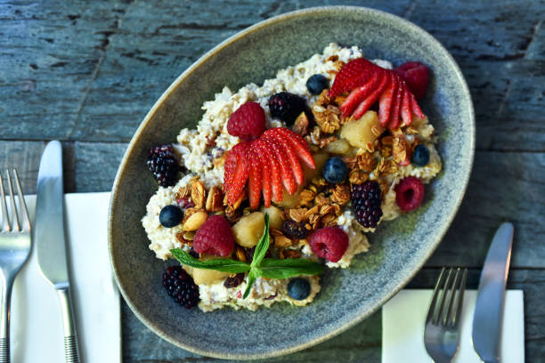 colazione muesli - yogurt yogurt container strawberry spoon foto e immagini stock