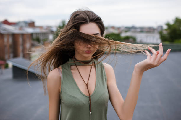 istock Stranger pretty woman walking on the roof 895950096