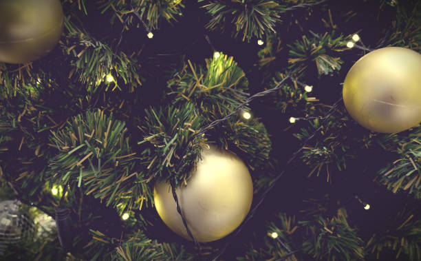 istock Decorated Christmas tree on blurred, sparkling background 895957398