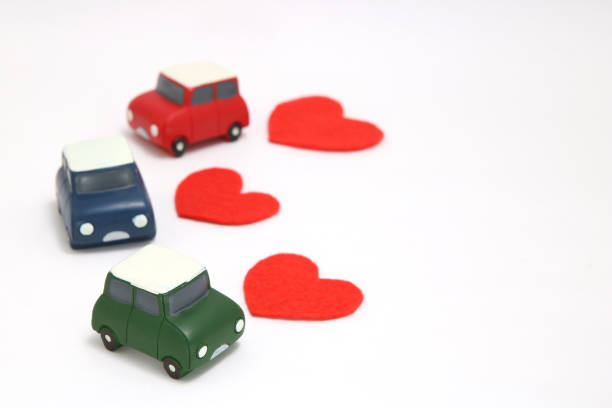 istock Some red hearts and cars on white background. 895972226