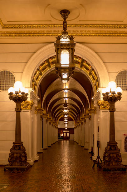 corredor em arco iluminado no edifício do capitólio - pennsylvania harrisburg government state - fotografias e filmes do acervo