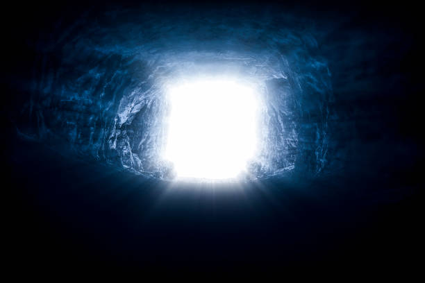 ein licht am ende eines tunnels - horizontal orientation flash stock-fotos und bilder