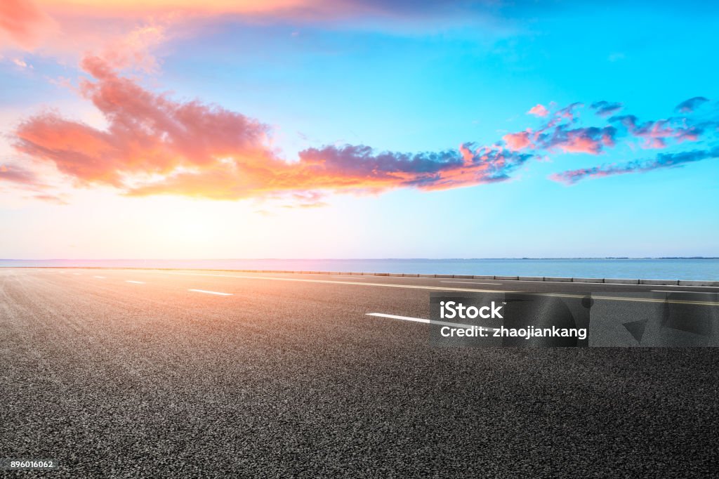 vide asphalte routier et bleu mer nature paysage au coucher du soleil - Photo de Route libre de droits