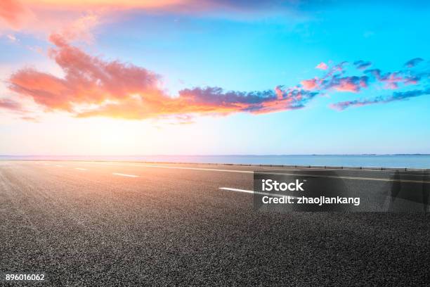 Photo libre de droit de Vide Asphalte Routier Et Bleu Mer Nature Paysage Au Coucher Du Soleil banque d'images et plus d'images libres de droit de Route