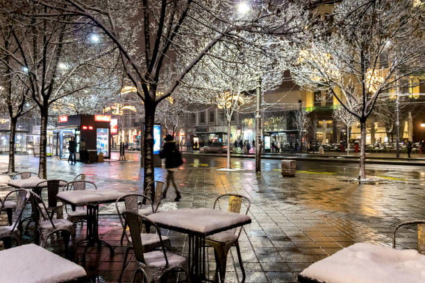 verschneiten straßen von belgrad - people winter urban scene chair stock-fotos und bilder