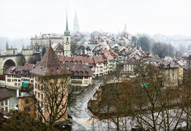 雨の中、スイスのベルン旧市街に表示します。 - berne europe tower fort ストックフォトと画像
