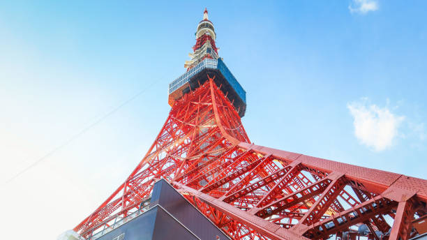 visiting tokyo in japan - tokyo tower fotos imagens e fotografias de stock