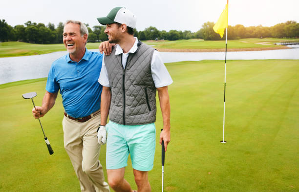 運動、新鮮な空気、友達と笑い - golfer competitive sport golf recreational pursuit ストックフォトと画像