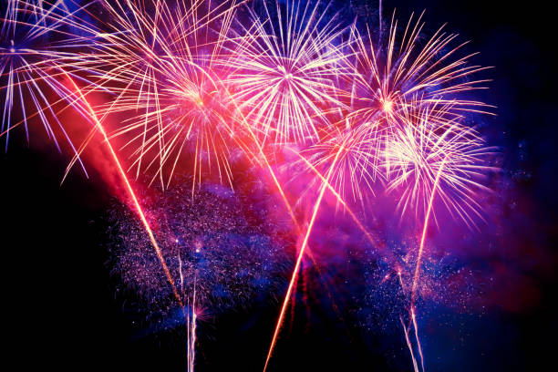 bellissimo fuoco d'artificio colorato di notte - firework display pyrotechnics fourth of july celebration foto e immagini stock