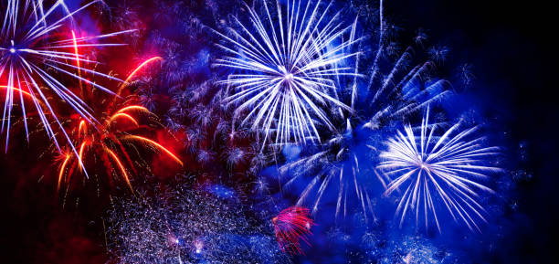 bellissimo fuoco d'artificio colorato di notte - firework display pyrotechnics celebration fourth of july foto e immagini stock