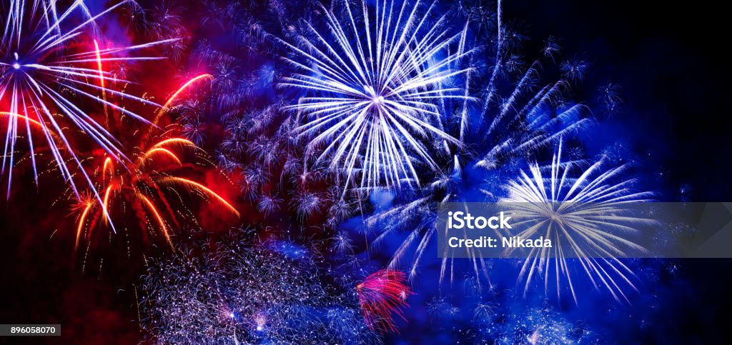 Belo fogo de artifício colorido à noite - Foto de stock de Fogos de artifício - Evento de entretenimento royalty-free