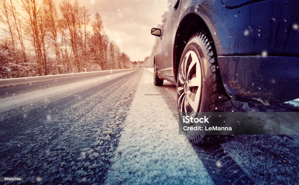 Camino de invierno en la mañana - Foto de stock de Neumático libre de derechos