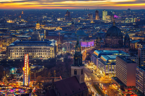 vista aérea de berlim à noite - alexanderplatz - fotografias e filmes do acervo