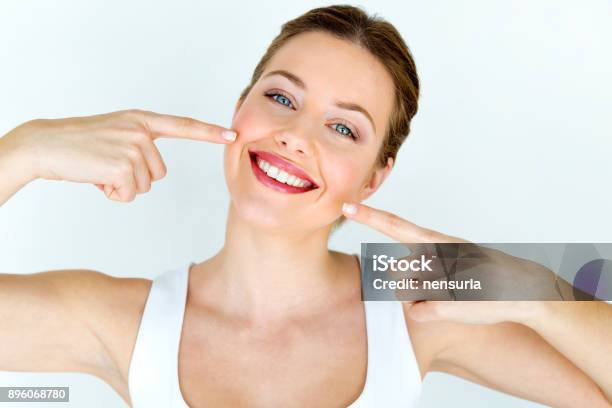 Schöne Junge Frau Mit Einem Perfekten Lächeln Isoliert Auf Weiß Stockfoto und mehr Bilder von Lächeln