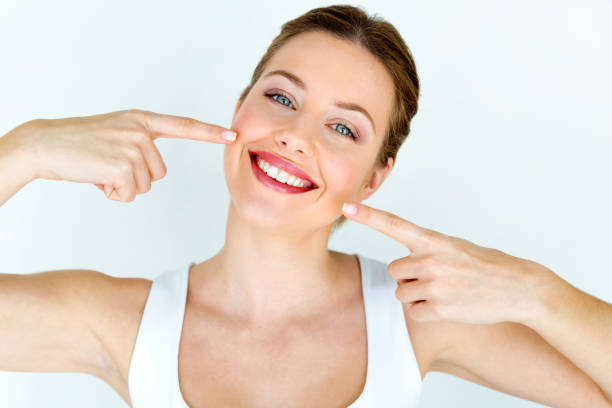 bella giovane donna con un sorriso perfetto. isolato su bianco. - sorriso aperto foto e immagini stock