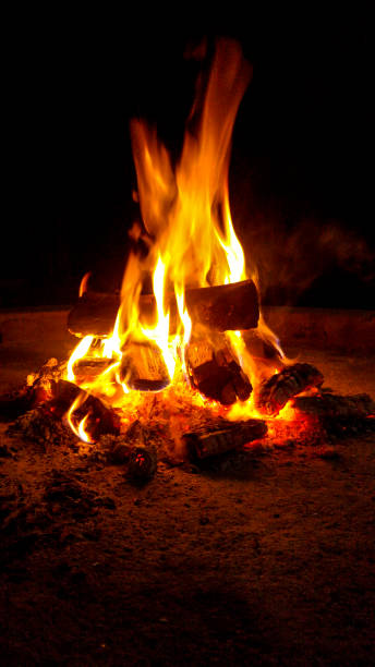 костер - fire pit fire camping campfire стоковые фото и изображения