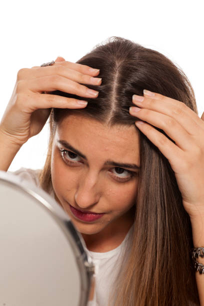 giovane donna è nervosa per la caduta dei capelli - isolated on white brown white anxiety foto e immagini stock