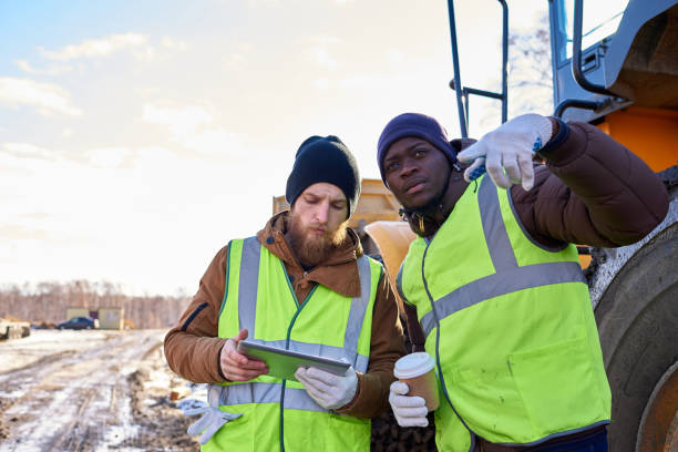 załoga górników na miejscu - oil industry digital tablet manual worker mining zdjęcia i obrazy z banku zdjęć