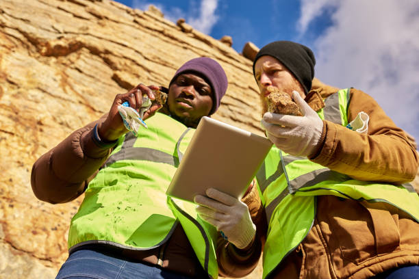 горняки проверяют работную ниту в поисках полезных ископаемых - oil industry digital tablet manual worker mining стоковые фото и изображения