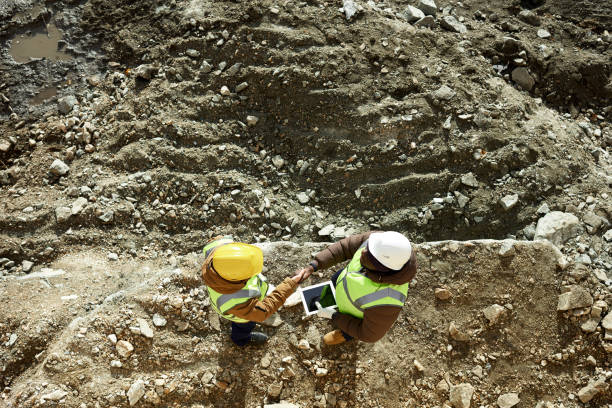 pracownicy drżenie rąk na miejscu - oil industry digital tablet manual worker mining zdjęcia i obrazy z banku zdjęć