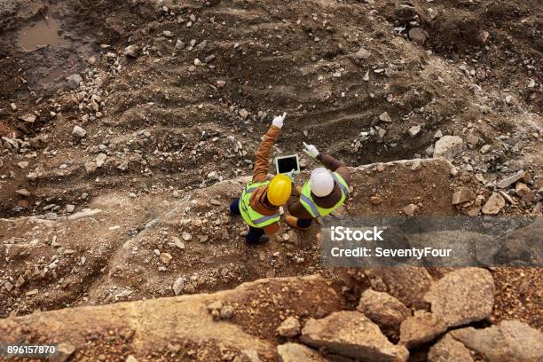 Trabajadores De La Construcción Inspección De Sitio Foto de stock y más banco de imágenes de Minería
