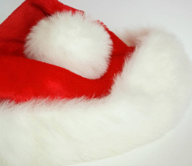 santa sombrero de terciopelo rojo con piel blanca ajuste y suaves pompones - fur trim fotografías e imágenes de stock