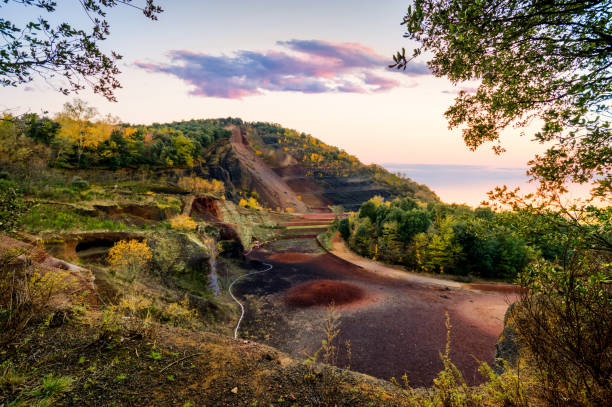 volca de volcan croscat olot du garrotxa girona coucher de soleil - garrotxa photos et images de collection