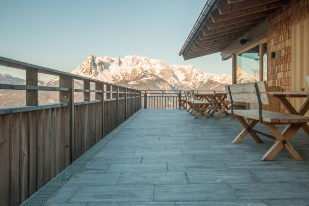 terrasse einer berghütte mit aussicht auf die bergwelt - bench winter snow mountain - fotografias e filmes do acervo