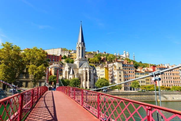 paesaggio urbano di lione dal fiume rodano - rhone bridge foto e immagini stock