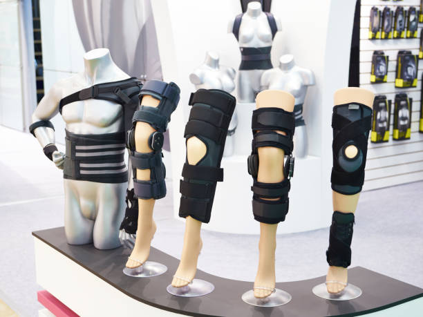 rinforzo sull'articolazione del ginocchio con manica in neoprene in negozio - ortopedico foto e immagini stock