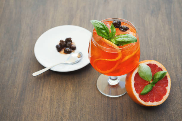 istock Modern serving of italian spritz with orange slices 896218224