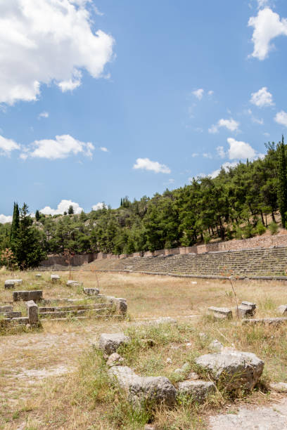 ancien stade à delphes, grèce - marathon ancient greece greek culture photos et images de collection