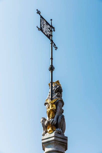 statue dans la ville médiévale de gand, belgique - flag flanders medieval lion photos et images de collection