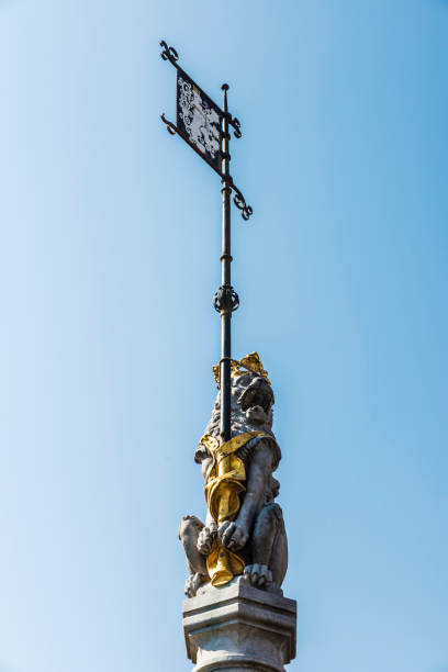estátua na cidade medieval de ghent, bélgica - flag flanders medieval lion - fotografias e filmes do acervo