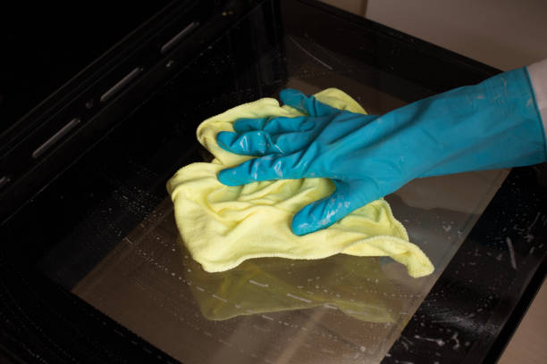 istock Wiping oven open door 896253870
