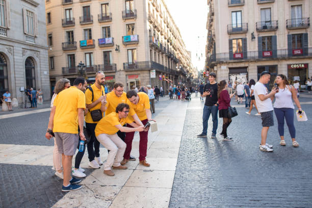 caza del limpiador de empresa en barrio gótico de barcelona - scavenger hunt fotografías e imágenes de stock