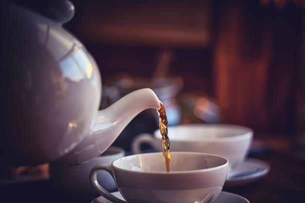 tazza di tè nero servita con biscotti - afternoon tea foto e immagini stock