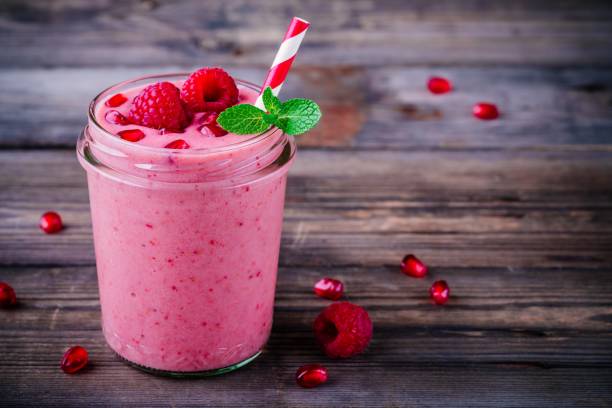 민트와 신선한 라스베리와 유리 항아리에 핑크 석류 스무디 - healthy lifestyle cranberry healthy eating milk shake 뉴스 사진 이미지