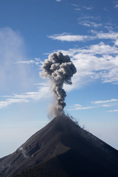 istock Erupting volcano de fuego 896287976