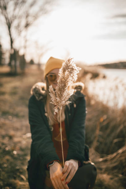 istock Girl and dry plant 896288206